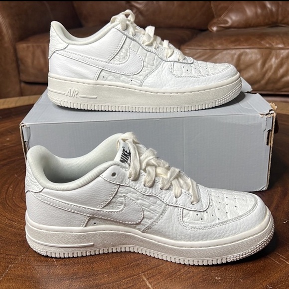 28: Nike Air Force 1 LV8 discontinued (Size: 4Y) - Picture 2 of 8